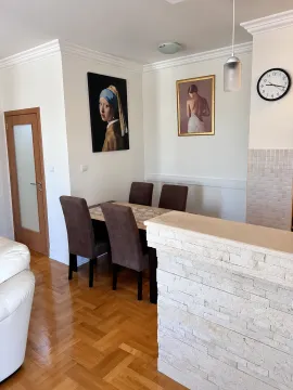 Trpezarija sa trpezarijskim stolom i stolicama, povezana sa kuhinjom i dnevnim boravkom. - image 7
