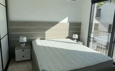Svjetla spavaća soba sa bračnim krevetom i izlazom na terasu. - image 3