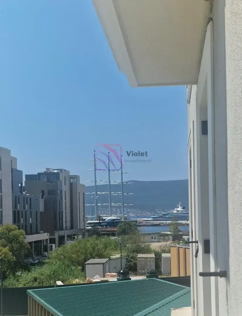 Pogled na marinu i jahte sa terase.