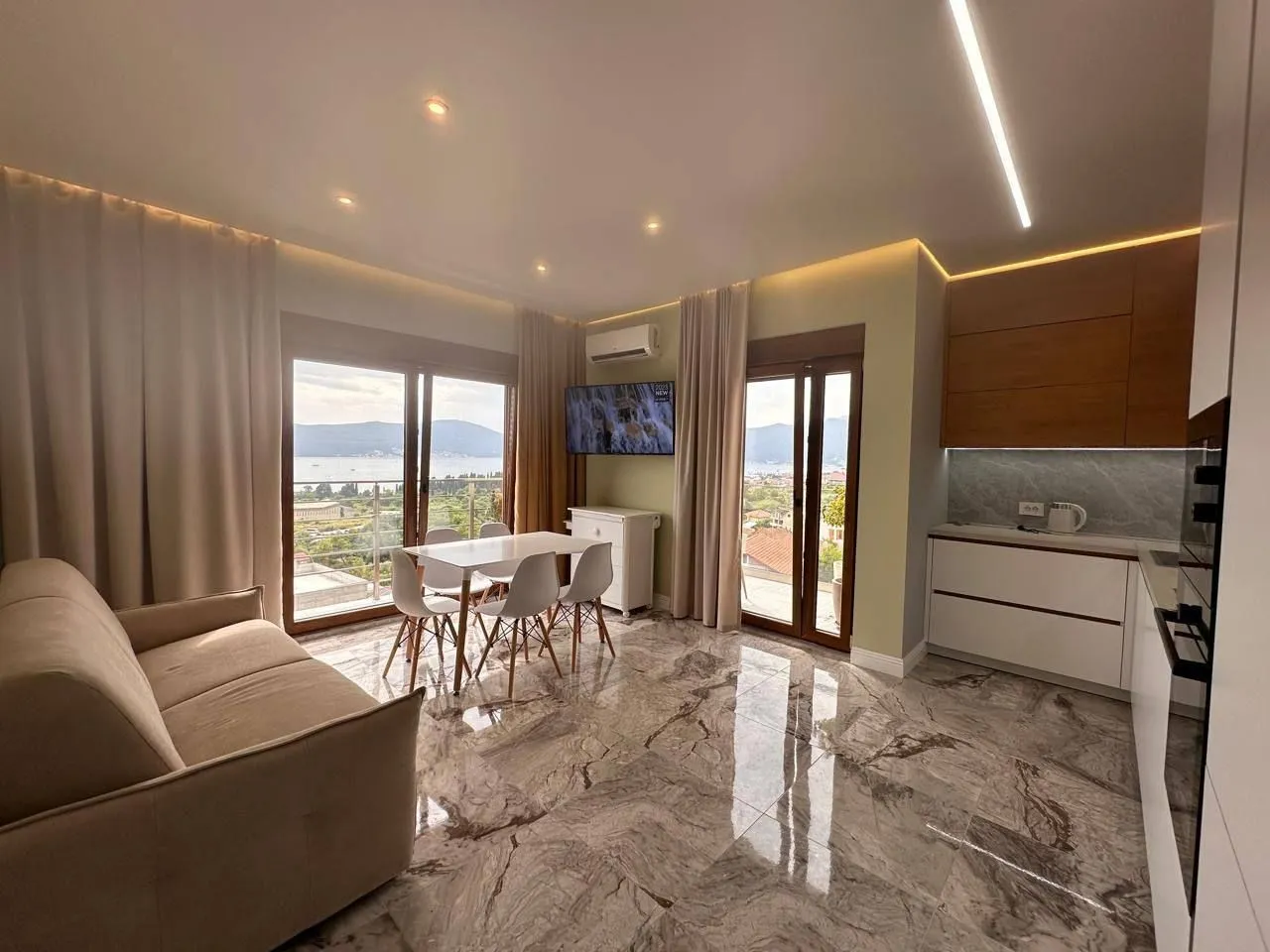 Izdavanje, dvosoban stan, 68m², Centar, Tivat