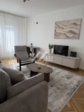Udobna dnevna soba sa garniturom, foteljom i TV komodom. - image 3