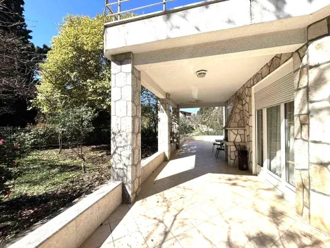 Rent, house, 300m², Zagorič, Podgorica - image 18