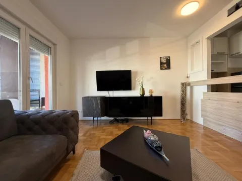 Living room with sofa, TV unit and parquet flooring. - image 6