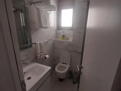 Izdavanje, dvosoban stan, 65m², Dobrota, Kotor - image 28