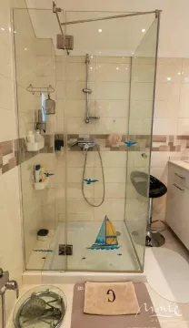 Kupatilo sa tuš kabinom i keramičkim pločicama. - image 13