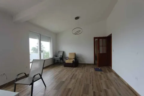 Spacious semi-furnished room with light floors. - image 12