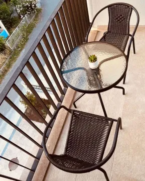 Manji namješteni balkon sa staklenim stočićem i dvije stolice. - image 9