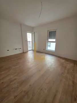 Prazna neuređena soba sa drvenim podom, prozorom i balkonskim vratima. - image 5