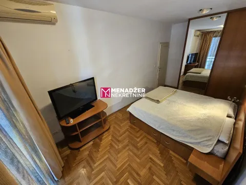 Namještena spavaća soba sa bračnim krevetom, TV komodom i velikim ormarom sa ogledalom. - image 9