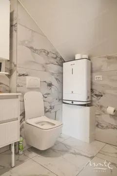 Manje kupatilo sa WC šoljom, umivaonikom i bojlerom pod kosinom. - image 15