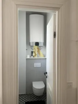 Pogled na kupatilo sa WC šoljom i bojlerom iz vrata. - image 16