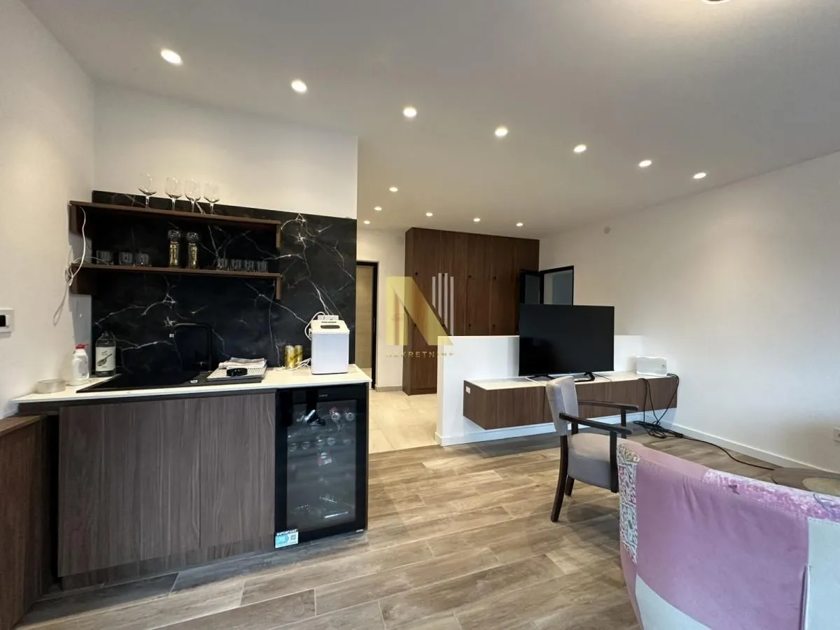 Izdavanje, kuća, 300m², Beočin, Srbija