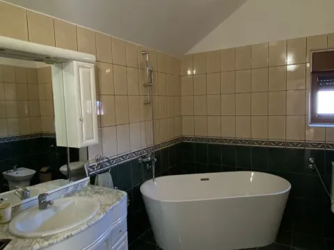 Izdavanje, kuća, 285m², Gorica C, Podgorica - image 24