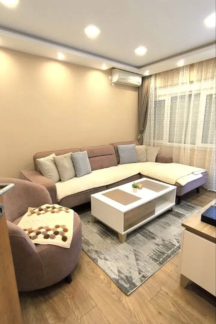 Izdavanje, dvosoban stan, 68m², Centar, Tivat