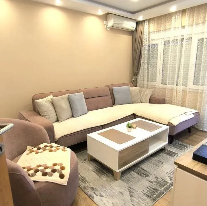 Izdavanje, dvosoban stan, 68m², Centar, Tivat