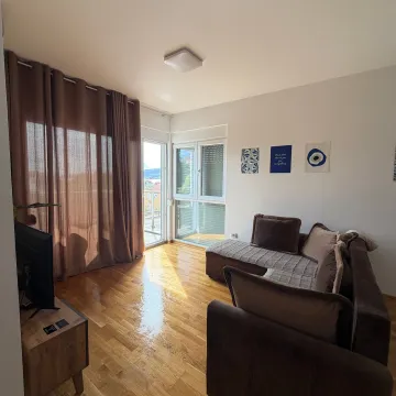 Dnevna soba sa garniturom, parketom i izlazom na terasu. - image 6