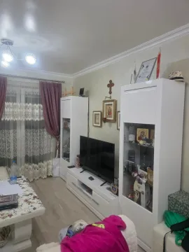 Dnevna soba sa bijelim regalom i televizorom. - image 5