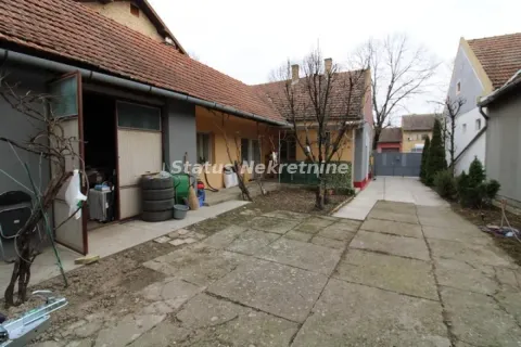 Pogled na dvorište i spoljašnjost kuće sa popločanim delom i pomoćnim prostorijama. - image 9