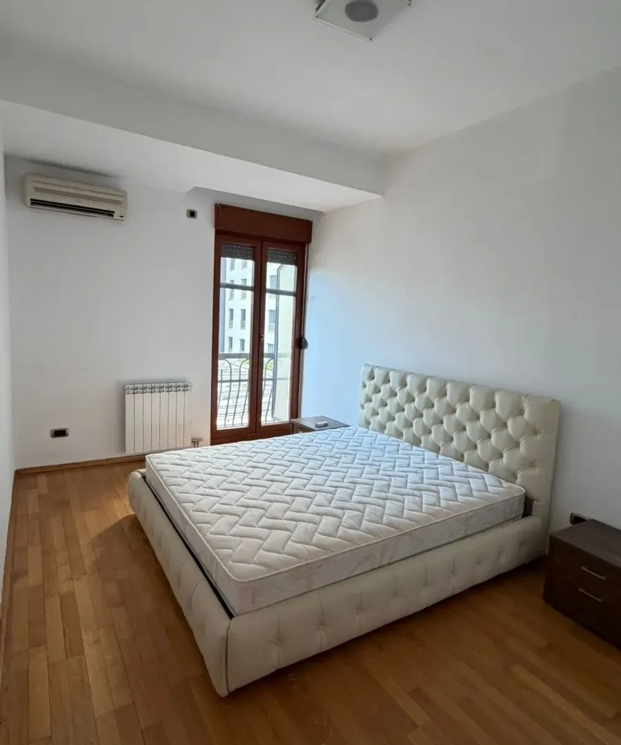 Prodaja, dvosoban stan, 84m², Centar, Podgorica