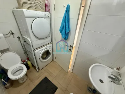 Kupatilo opremljeno sanitarijama i mašinama za pranje i sušenje veša. - image 23