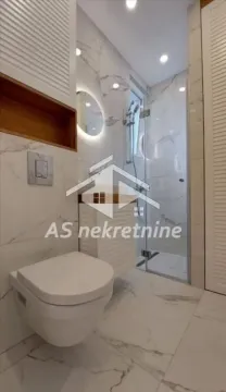Moderno opremljeno kupatilo sa tuš kabinom i mermernim pločicama. - image 16