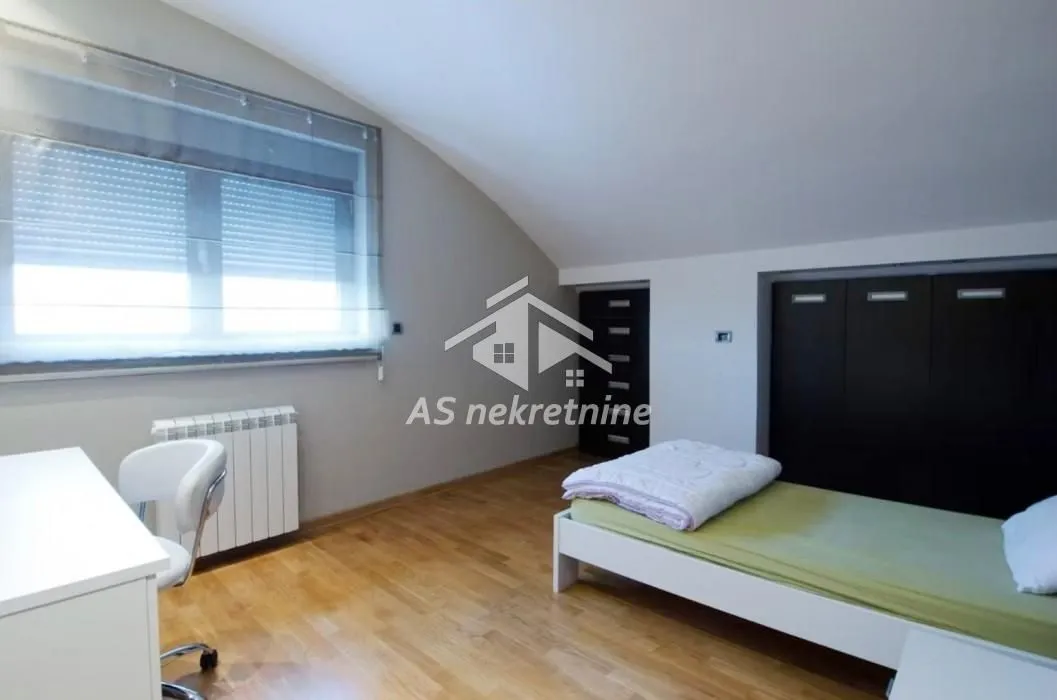 Izdavanje, stan, 160m², Crveni Krst, Beograd