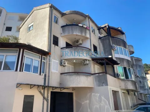 Pogled na spoljašnjost stambene zgrade sa terasama. - image 11