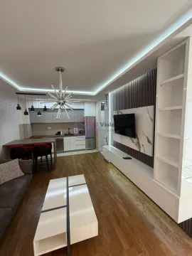 Moderan dnevni boravak sa trpezarijom i ugradnom kuhinjom u pozadini. - image 11