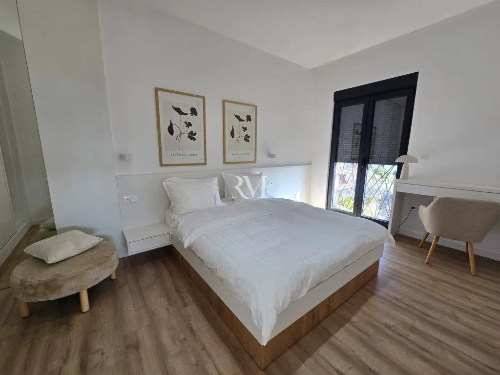 Bright and tidy bedroom with a double bed.