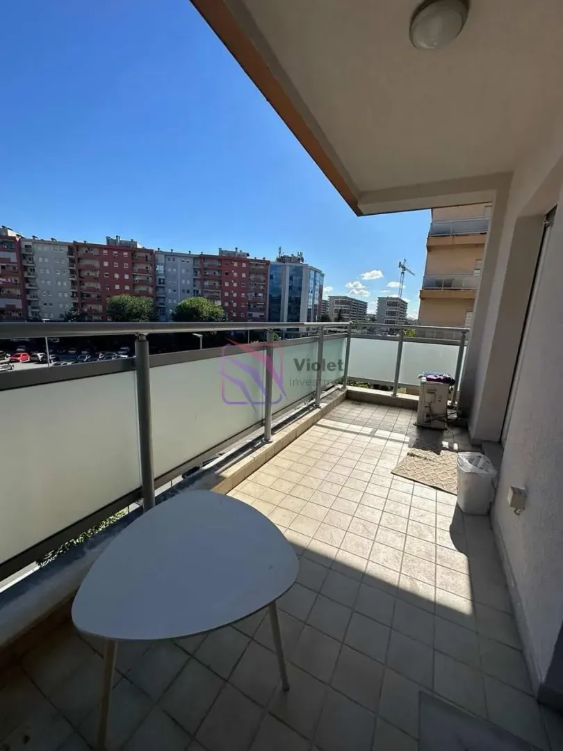 Natkriveni balkon sa pogledom na grad.