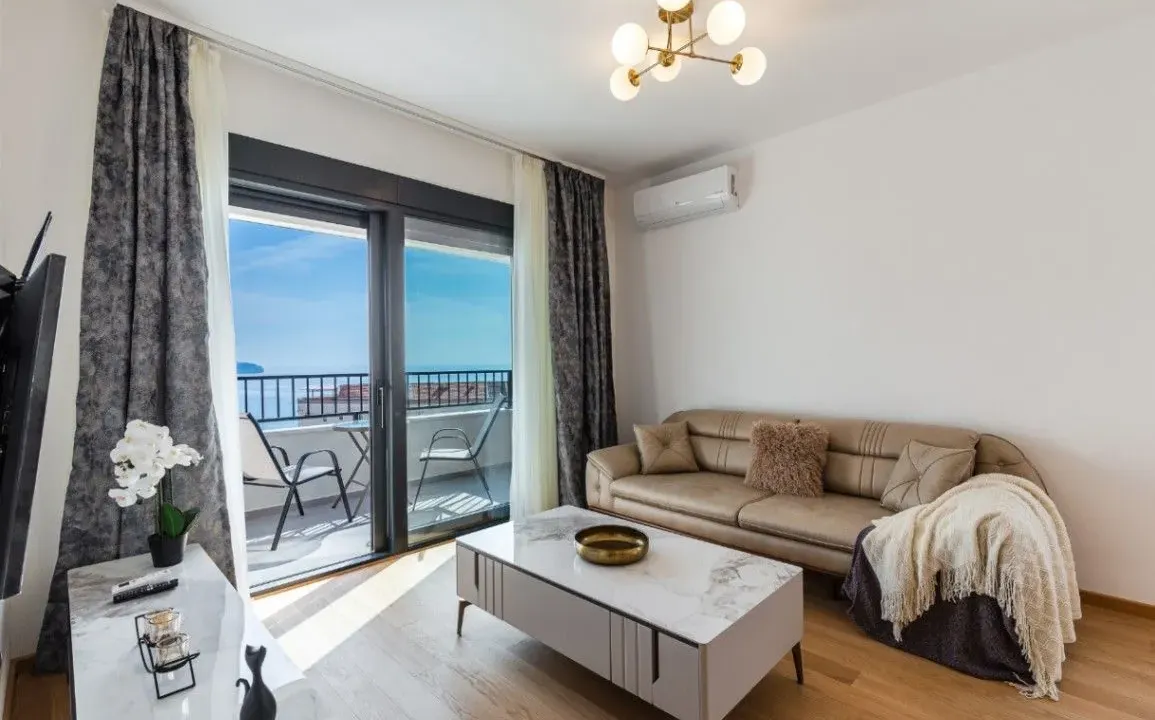 Izdavanje, dvosoban stan, 65m², Bečići, Budva