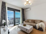 Izdavanje, dvosoban stan, 65m², Bečići, Budva - image 1