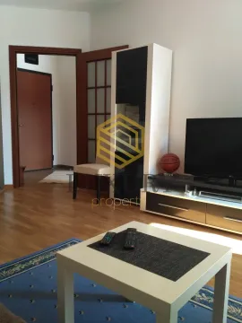 Dnevni boravak sa garniturom za televizor i drvenim podom. - image 9