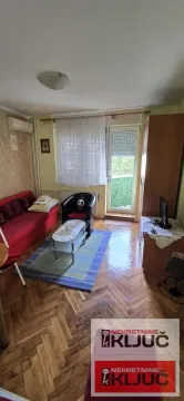 Dnevni boravak sa garniturom za sedenje, parketom na podu i izlazom na terasu. - image 7