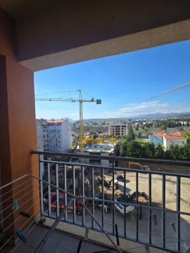 Pogled sa balkona na gradilište i okolne zgrade. - image 7