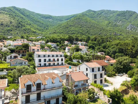 Pogled iz vazduha na naselje i okolne planine. - image 2