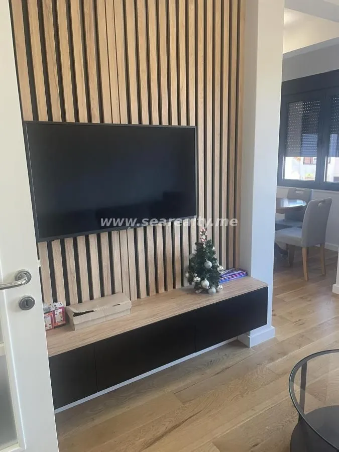 Izdavanje, dvosoban stan, 67m², Radanovići, Kotor