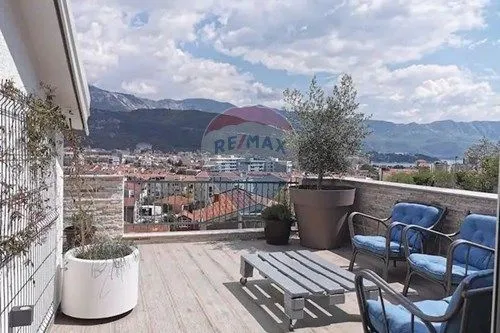 Izdavanje, dvosoban stan, 100m², Budva, Crna Gora