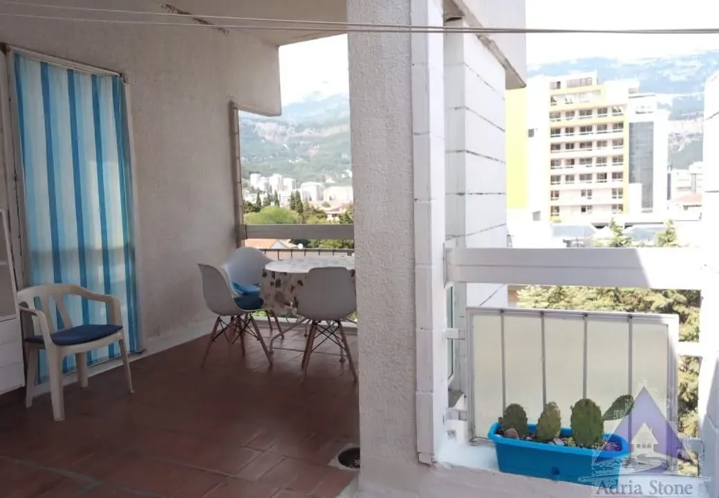 Izdavanje, jednosoban stan, 42m², Centar, Budva