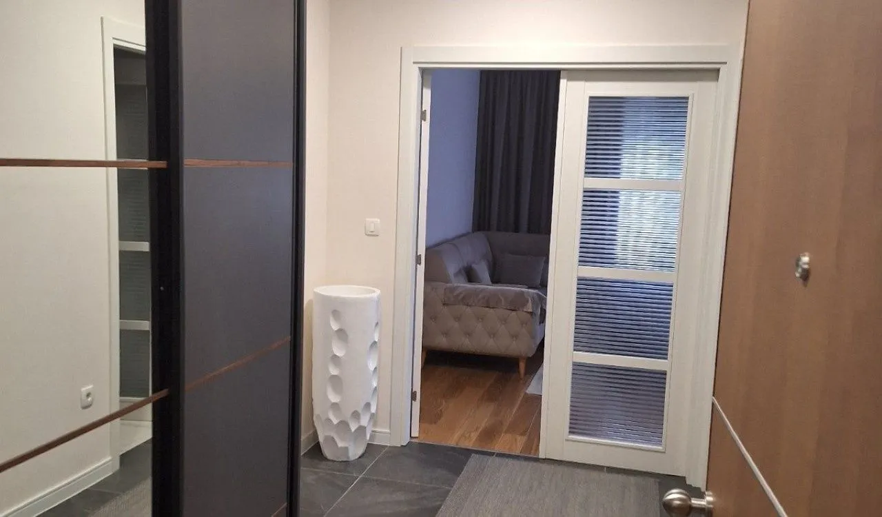 Izdavanje, trosoban stan, 94m², Central Point, Podgorica