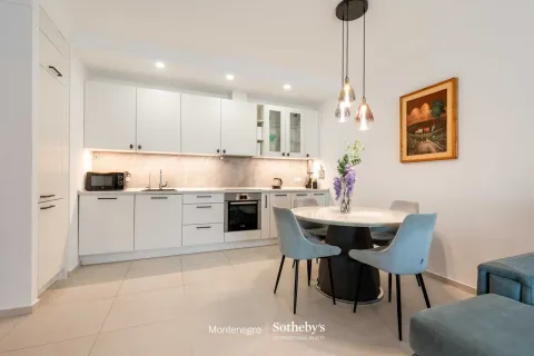 Moderna bijela kuhinja sa trpezarijskim stolom i stolicama. - image 7