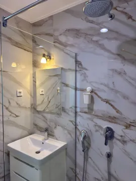 Moderne kupatilo sa tuš kabinom, umivaonikom i mermernim pločicama. - image 14