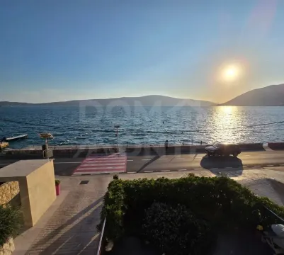 Pogled na more i obalu sa terase objekta. - image 8