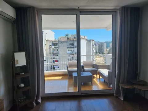 Pogled iz enterijera prema namještenom balkonu sa garniturom za sjedenje. - image 3