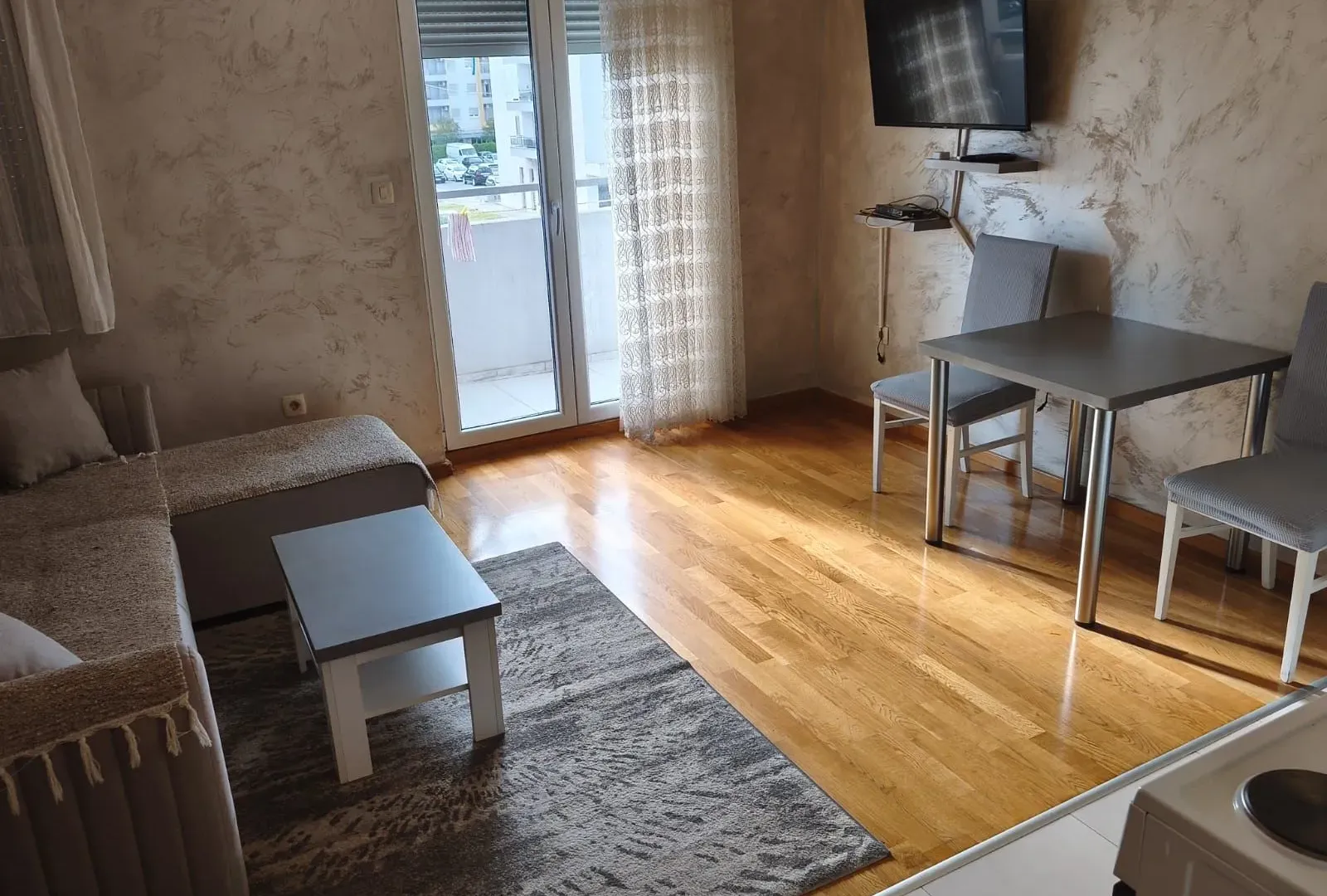 Izdavanje, garsonjera, 30m², Stari Aerodrom, Podgorica