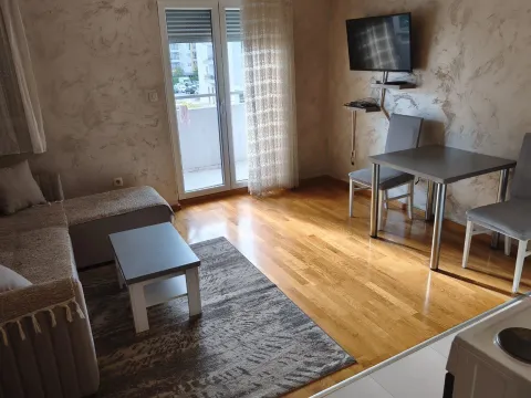 Izdavanje, garsonjera, 30m², Stari Aerodrom, Podgorica - image 2