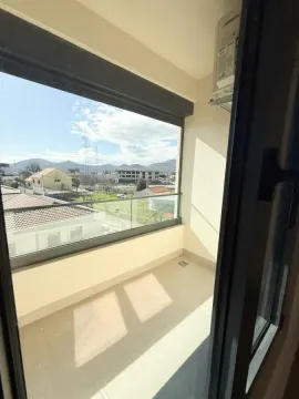 Manji natkriveni balkon sa pogledom na okolno naselje i brda. - image 6