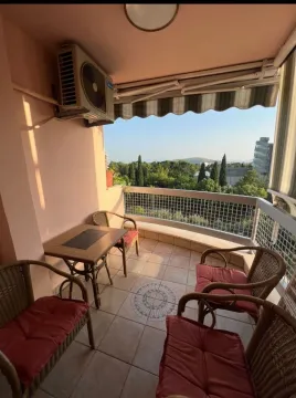 Balkon sa garniturom za sjedenje i pogledom na zelenilo. - image 4