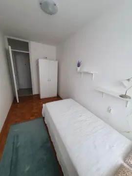 Manja spavaća soba sa krevetom, ormarom i drvenim podom. - image 12