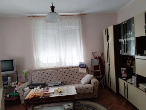Dnevna soba sa kaučem, garniturom i televizorom. - image 8